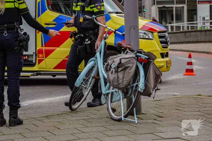 Vrachtwagen neemt bocht te ruim en veroorzaakt aanrijding
