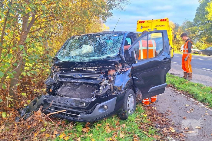 Bestelbus klapt achterop vrachtwagencombinatie