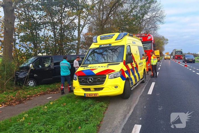 Bestelbus klapt achterop vrachtwagencombinatie