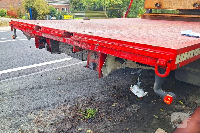 Bestelbus klapt achterop vrachtwagencombinatie