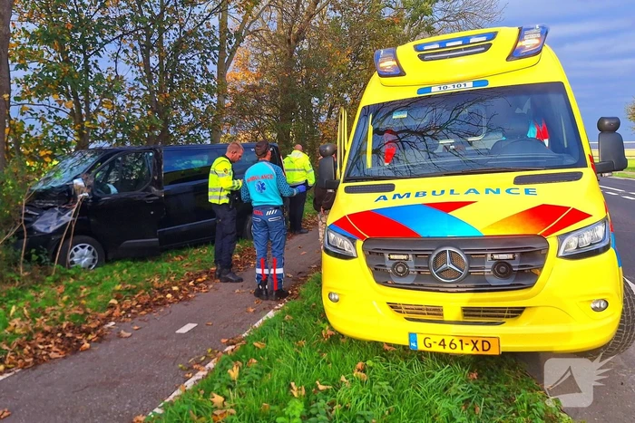 Bestelbus klapt achterop vrachtwagencombinatie