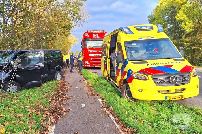 Bestelbus klapt achterop vrachtwagencombinatie