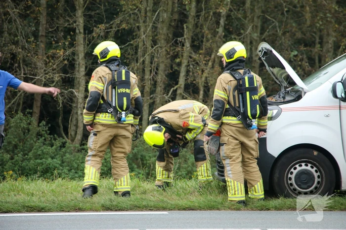 Flinke vertraging na botsing tussen bestelbussen