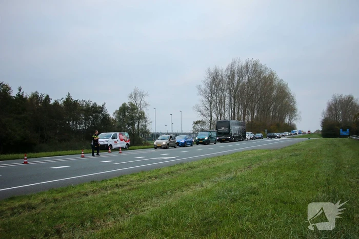 Flinke vertraging na botsing tussen bestelbussen