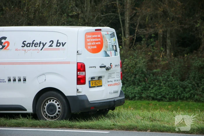 Flinke vertraging na botsing tussen bestelbussen
