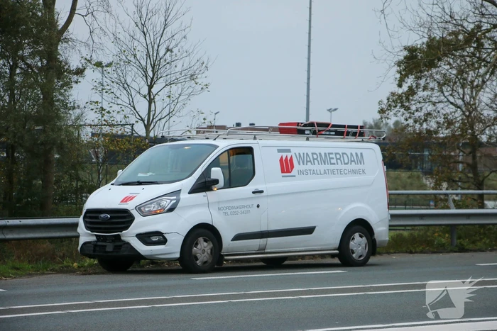 Flinke vertraging na botsing tussen bestelbussen
