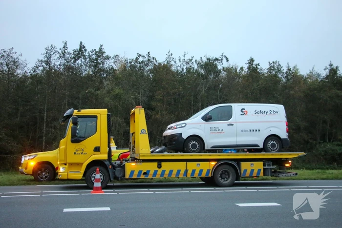 Flinke vertraging na botsing tussen bestelbussen