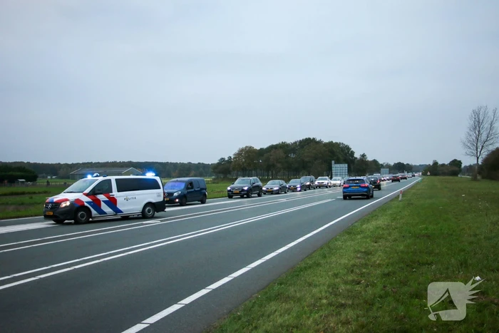 Flinke vertraging na botsing tussen bestelbussen