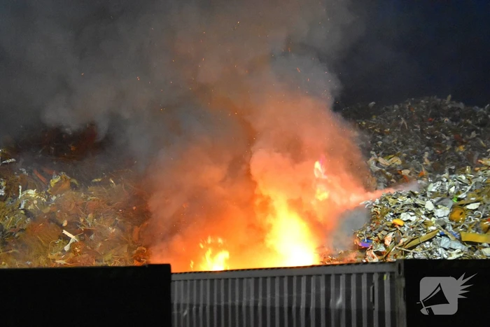 Brand in schroothoop lastig te blussen