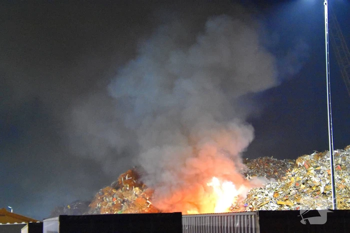 Brand in schroothoop lastig te blussen