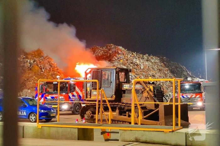 Brand in schroothoop lastig te blussen