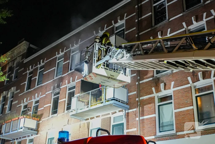 Vrouw en hond gered uit brandende woning
