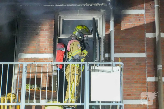 Vrouw en hond gered uit brandende woning