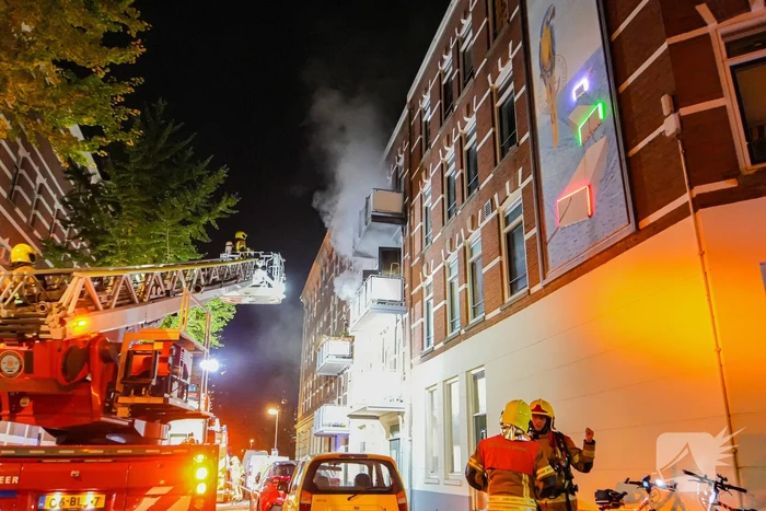Vrouw en hond gered uit brandende woning