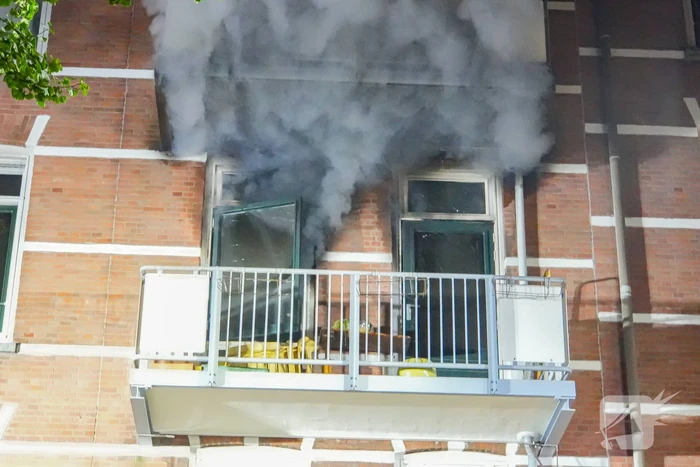 Vrouw en hond gered uit brandende woning