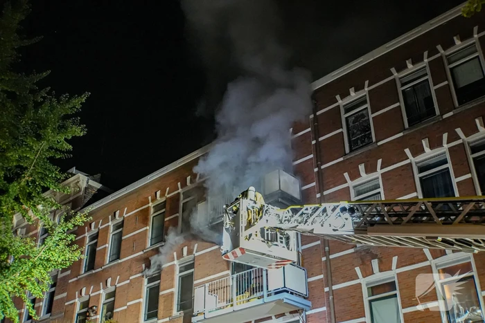 Vrouw en hond gered uit brandende woning