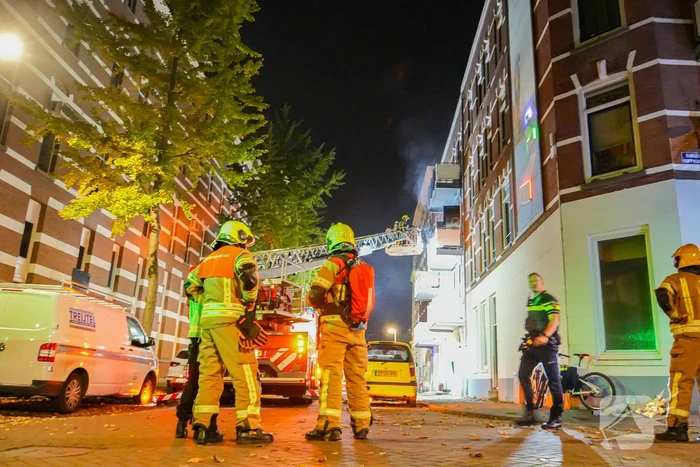 Vrouw en hond gered uit brandende woning