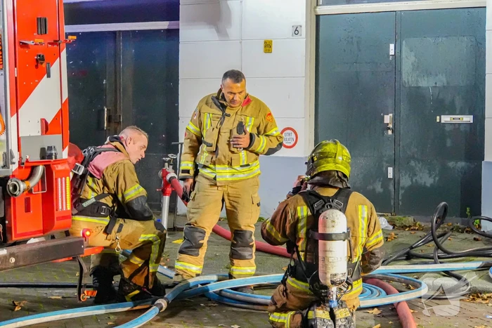 Vrouw en hond gered uit brandende woning