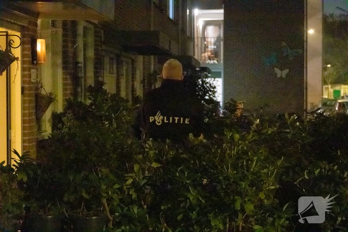 Politie valt woning binnen, drie aanhoudingen