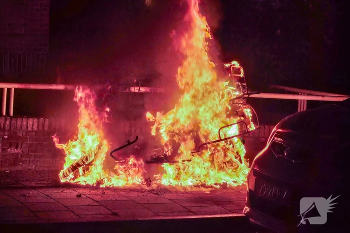 Scooter vliegt in brand tijdens rijden