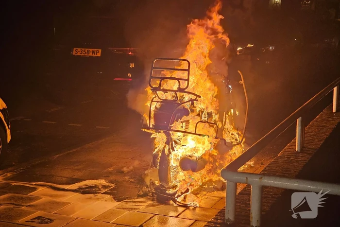 Scooter vliegt in brand tijdens rijden