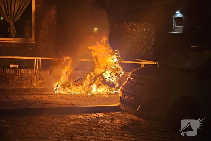 Scooter vliegt in brand tijdens rijden