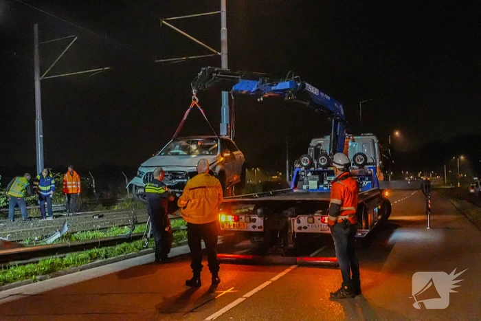 Auto vliegt over vangrail en crasht op trambaan