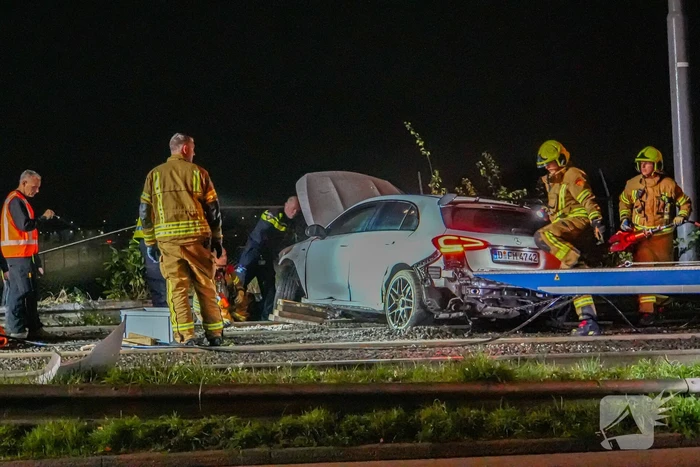 Auto vliegt over vangrail en crasht op trambaan