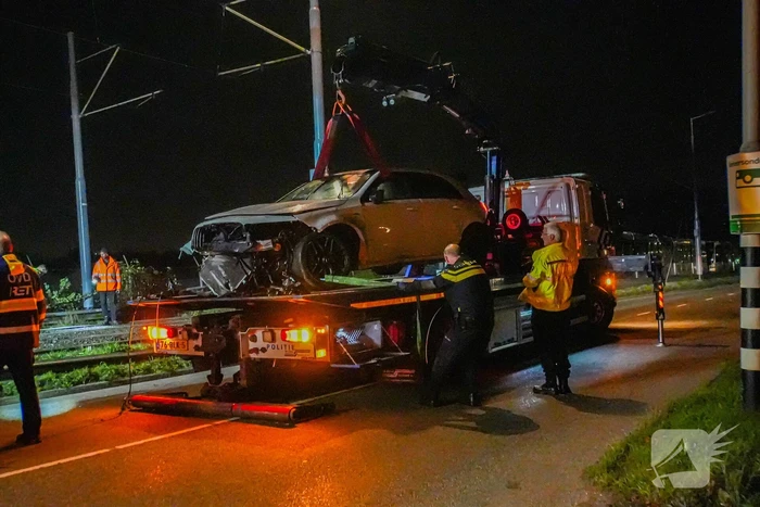 Auto vliegt over vangrail en crasht op trambaan