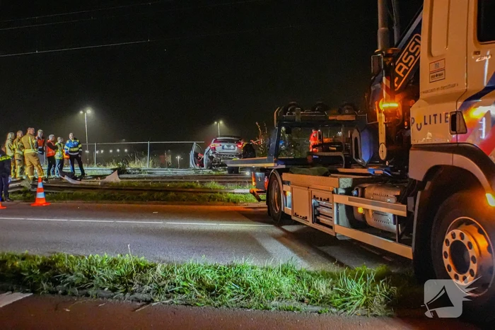 Auto vliegt over vangrail en crasht op trambaan