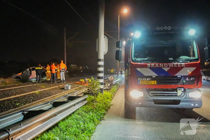 Auto vliegt over vangrail en crasht op trambaan