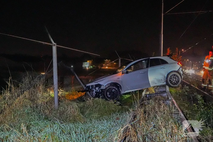 Auto vliegt over vangrail en crasht op trambaan