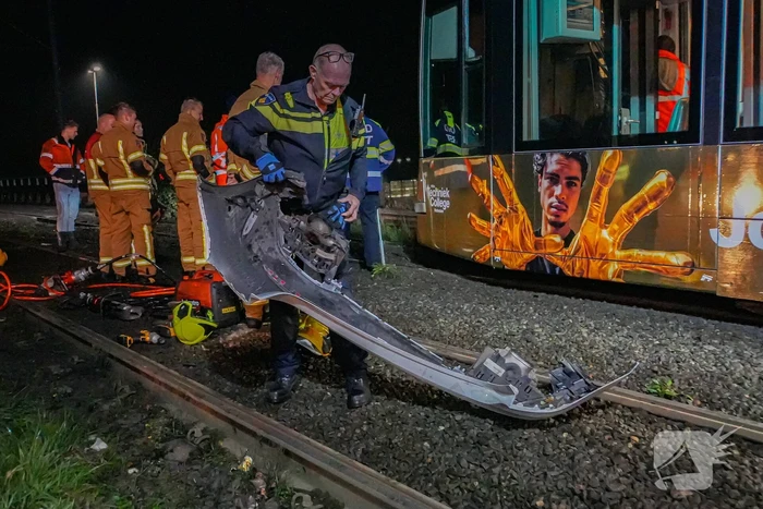 Auto vliegt over vangrail en crasht op trambaan
