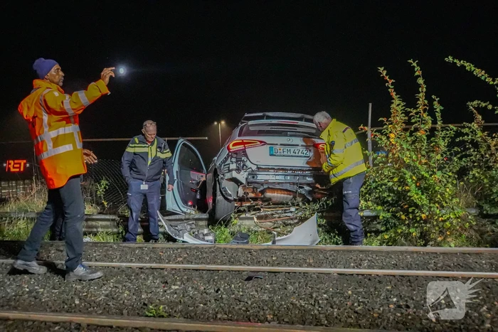 Auto vliegt over vangrail en crasht op trambaan