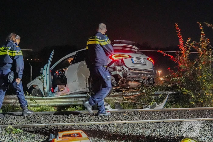Auto vliegt over vangrail en crasht op trambaan