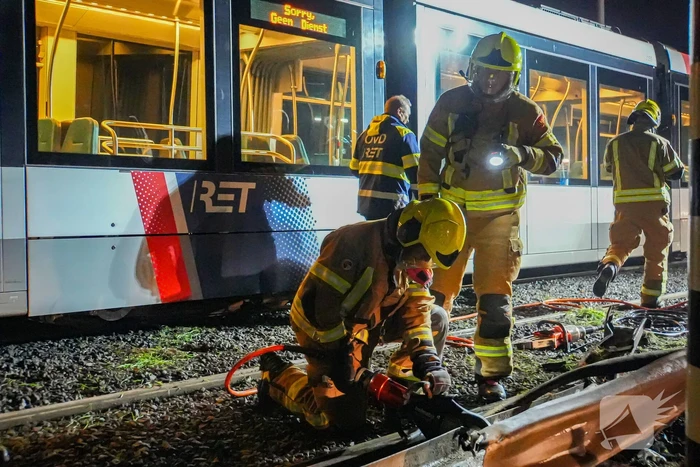 Auto vliegt over vangrail en crasht op trambaan
