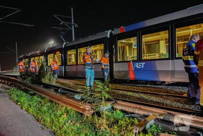 Auto vliegt over vangrail en crasht op trambaan