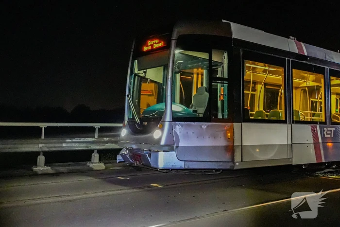 Auto vliegt over vangrail en crasht op trambaan