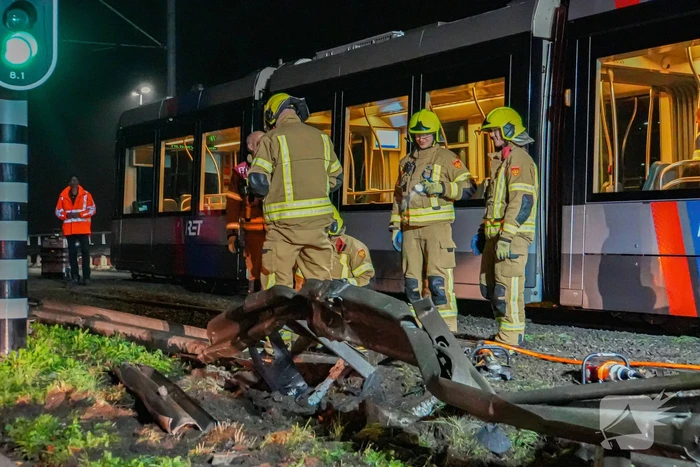 Auto vliegt over vangrail en crasht op trambaan