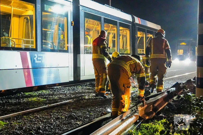 Auto vliegt over vangrail en crasht op trambaan