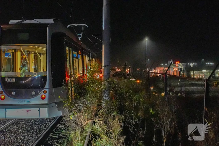 Auto vliegt over vangrail en crasht op trambaan