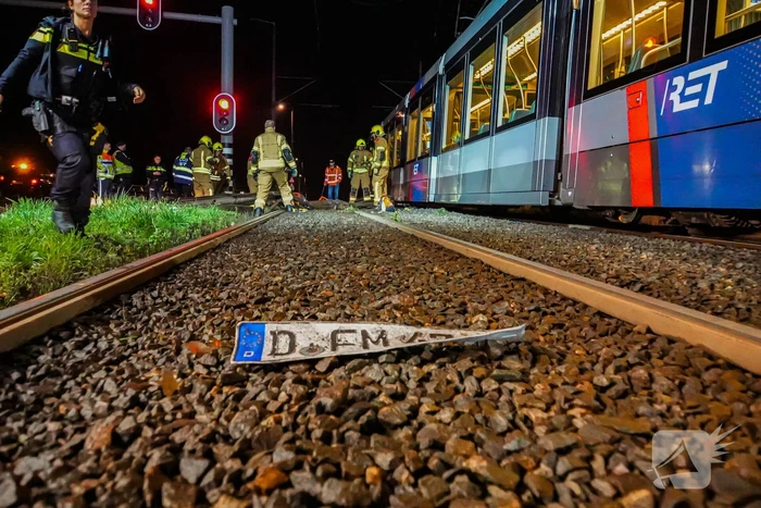 Auto vliegt over vangrail en crasht op trambaan