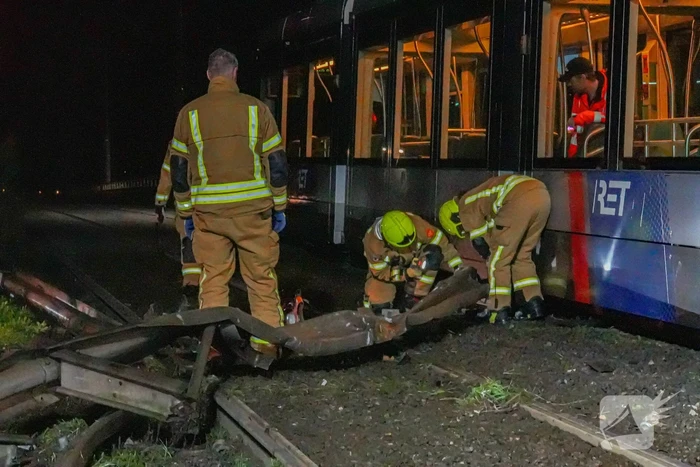 Auto vliegt over vangrail en crasht op trambaan