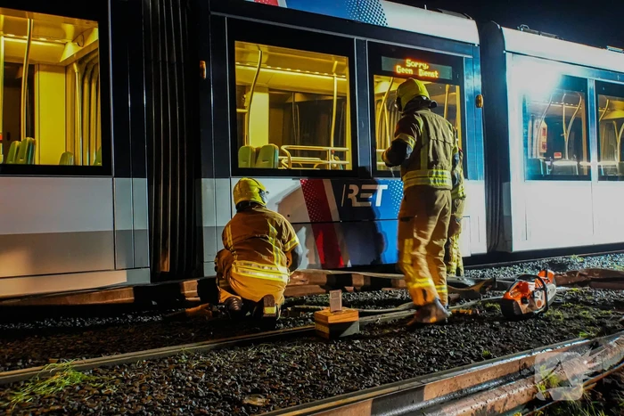 Auto vliegt over vangrail en crasht op trambaan