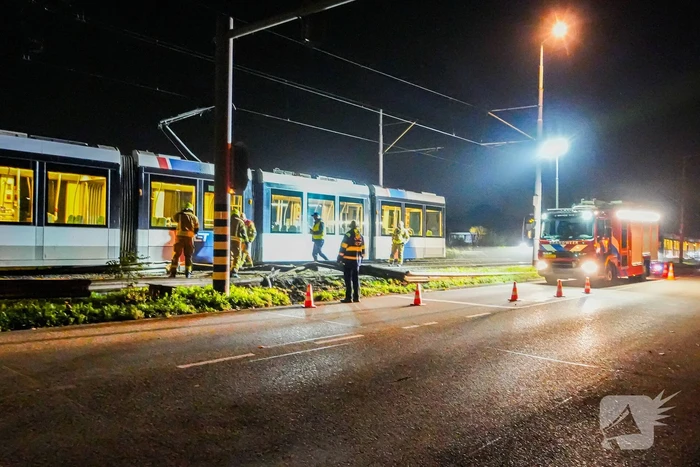 Auto vliegt over vangrail en crasht op trambaan