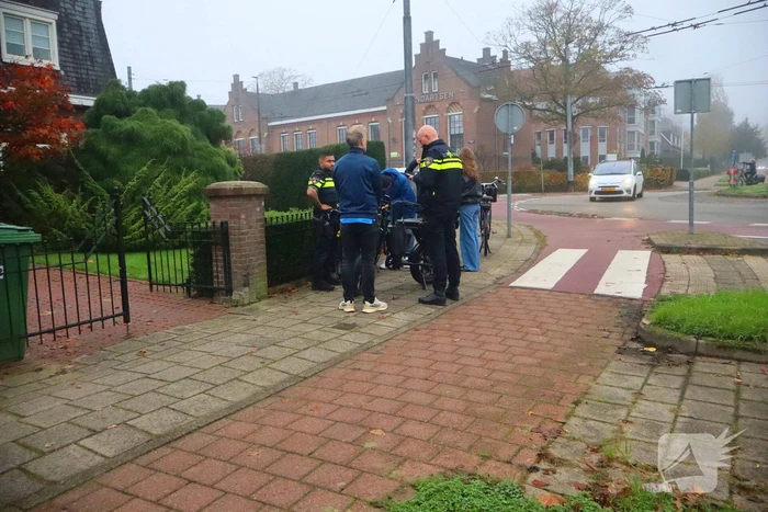 Fatbiker raakt gewond bij botsing met auto op rotonde