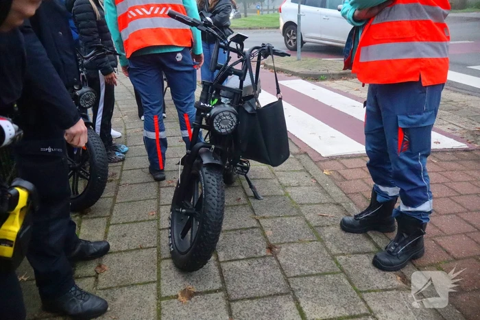 Fatbiker raakt gewond bij botsing met auto op rotonde