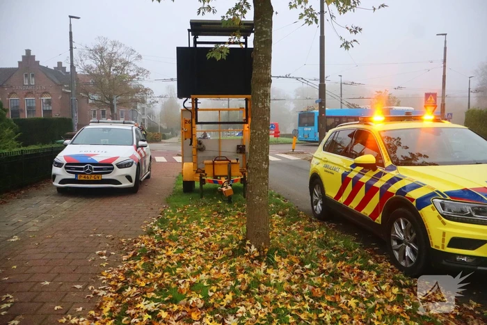 Fatbiker raakt gewond bij botsing met auto op rotonde