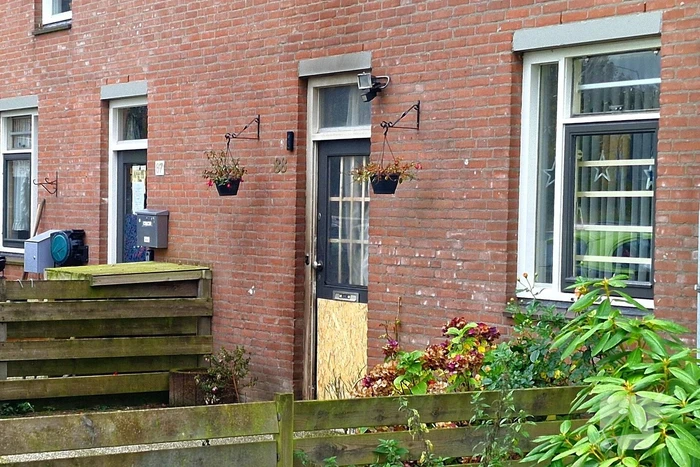 Schade en brand na explosie