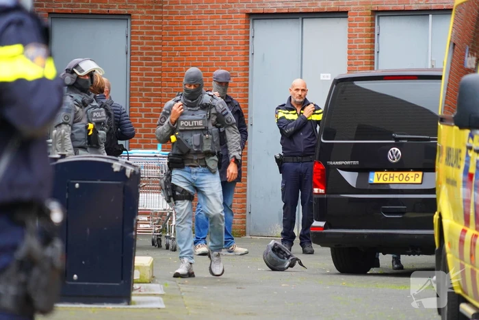 Man met verward gedrag in woning nabij winkelcentrum